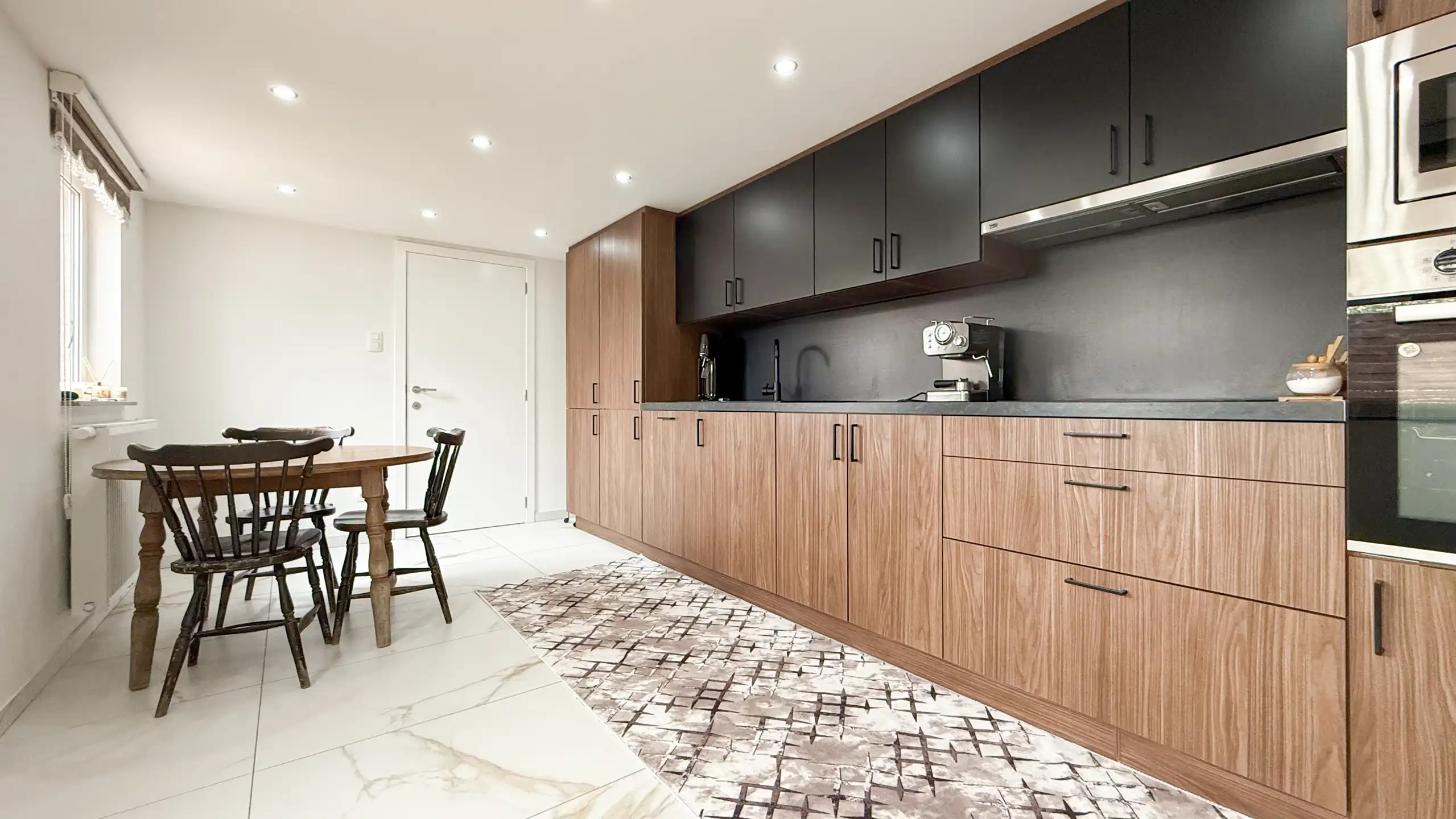 Volledig vernieuwde woning met 4 slp en uitstekende ligging! foto 9