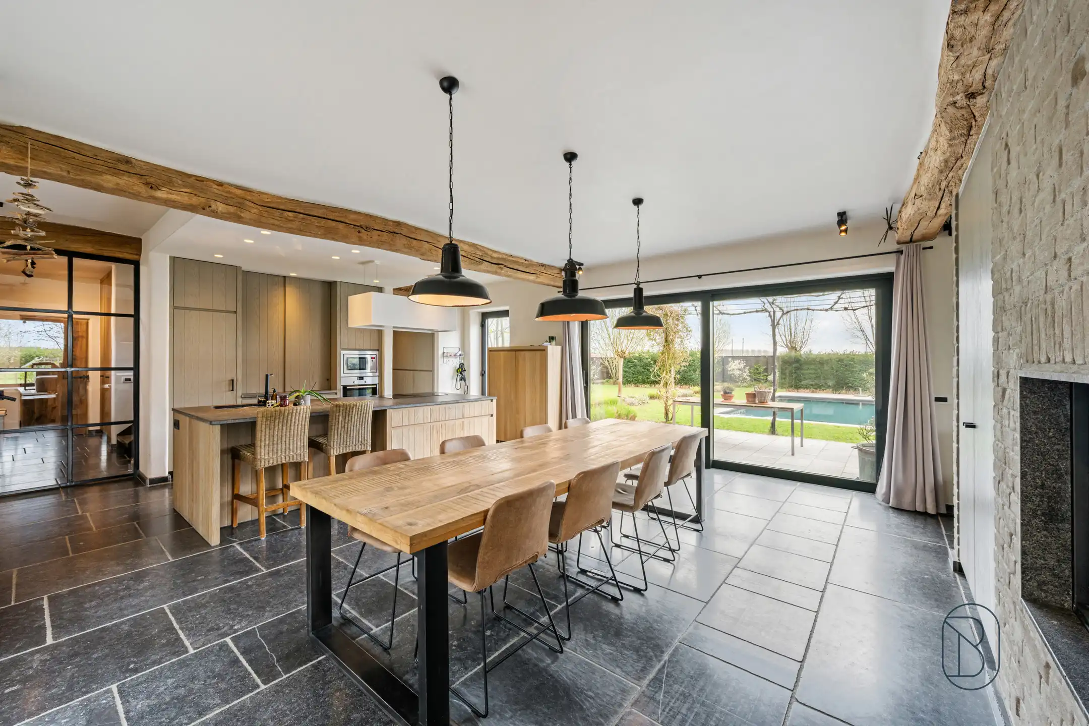 Unieke kans: prachtige woonst met zwembad + bedrijfsgebouw foto 14