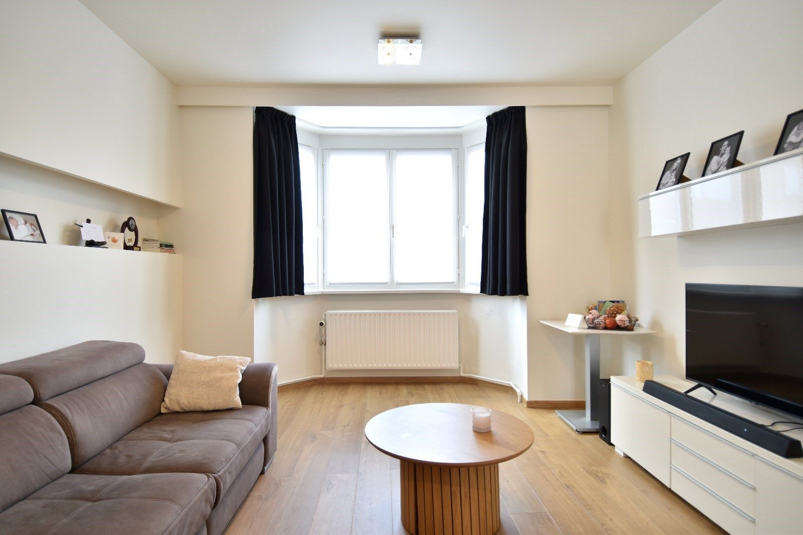 Handelspand op commerciële ligging met bovenliggend 3-slaapkamer appartement te Bissegem foto 5