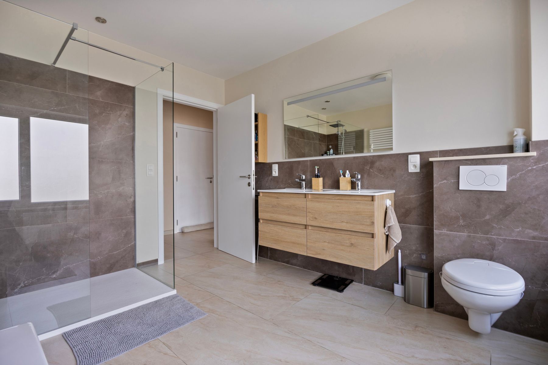 Ruim gerenoveerd 3-slaapkamer appartement op toplocatie !!! foto 10
