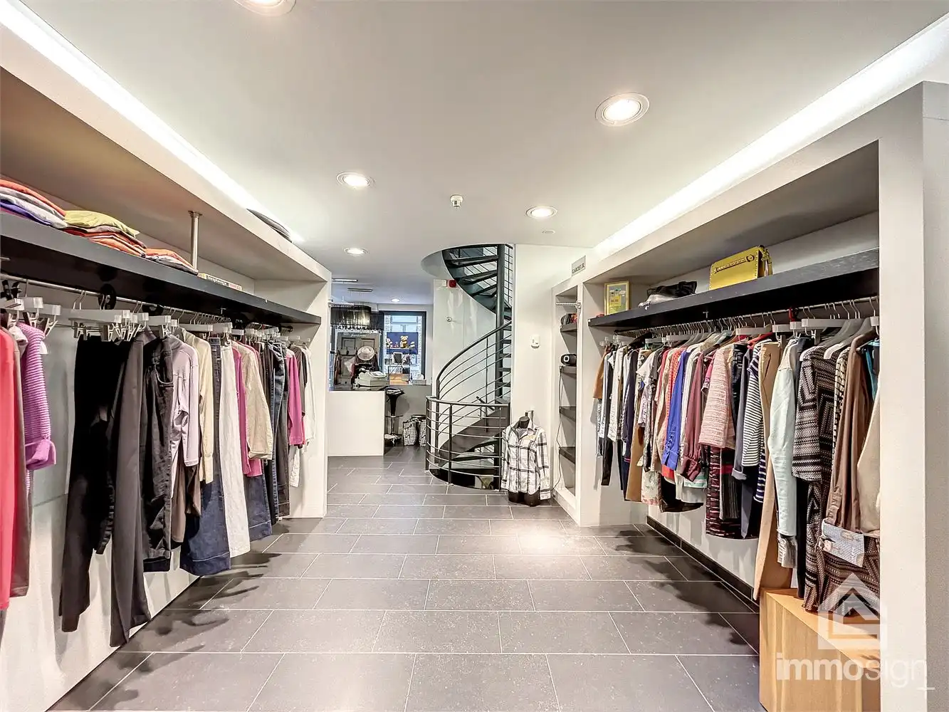 Prachtig handelspand met duplex midden in het centrum van Maaseik! foto 13