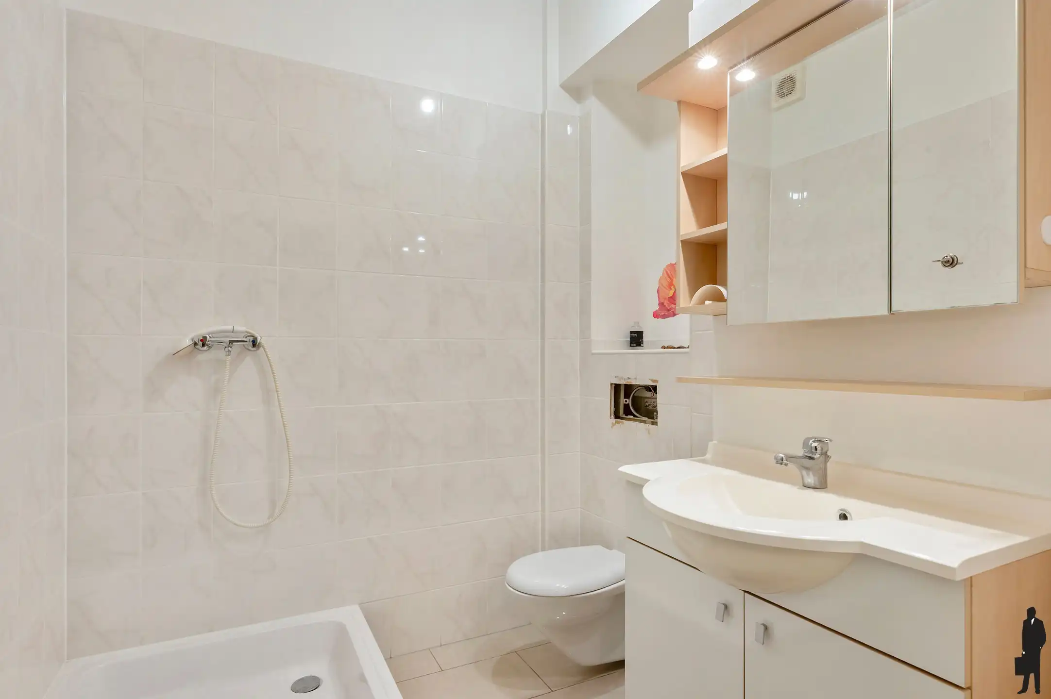 Lichtrijk commercieel gelijkvloers op toplocatie. foto 8