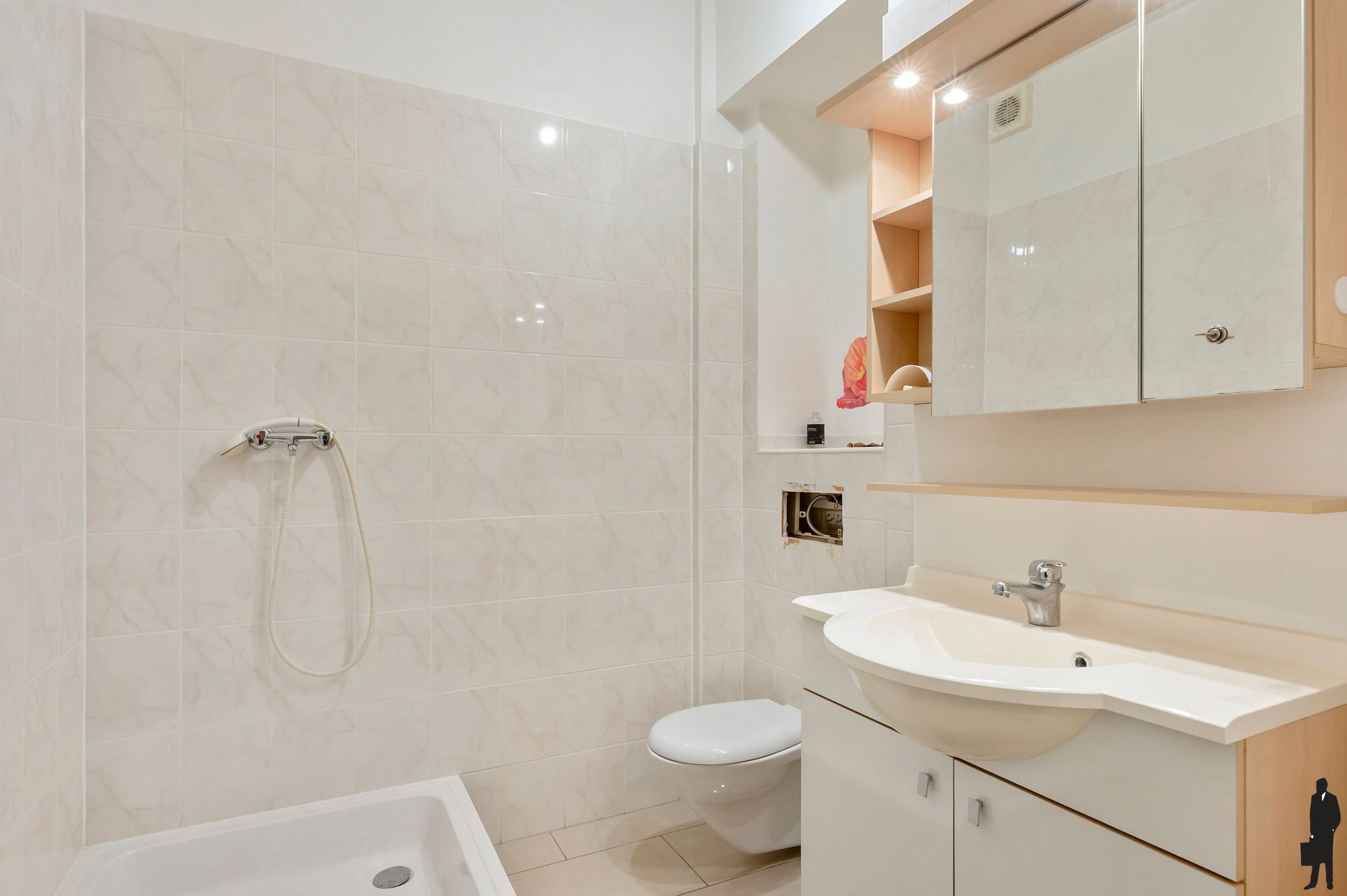 Lichtrijk commercieel gelijkvloers op toplocatie. foto 8