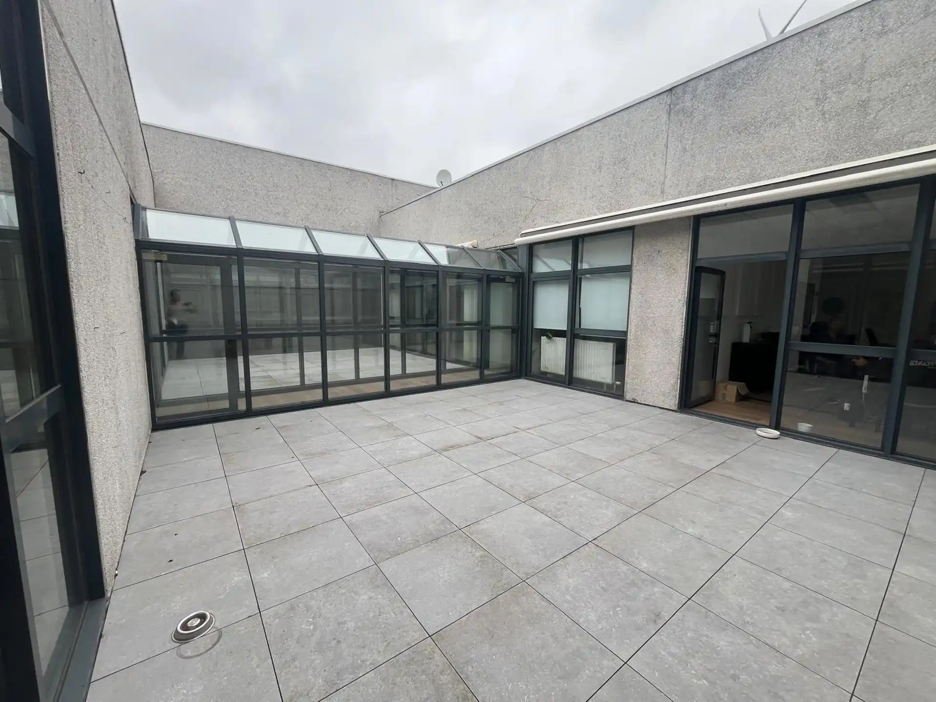 Haven-Antwerpen: magazijn met 3 poorten en moderne kantoorruimte foto 9