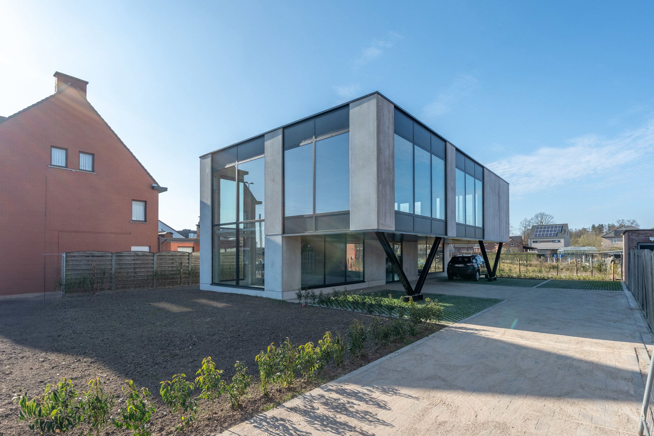 Nieuw handelspand van 245 m² met 5 pp op perceel van 605 m² foto 2