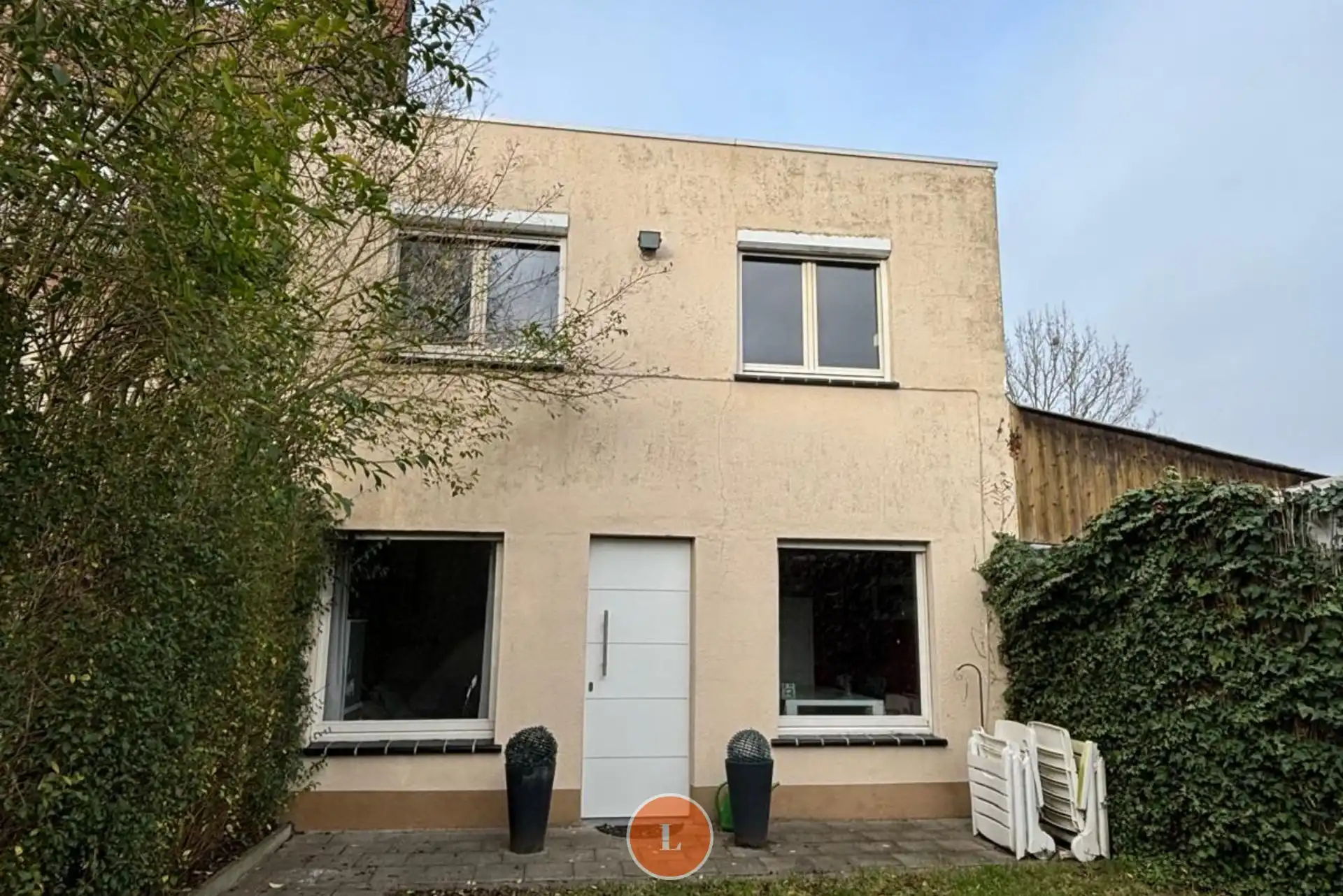 Instapklare woning met 2 slaapkamers, gezellige tuin en garage. foto {{pictureIndex}}