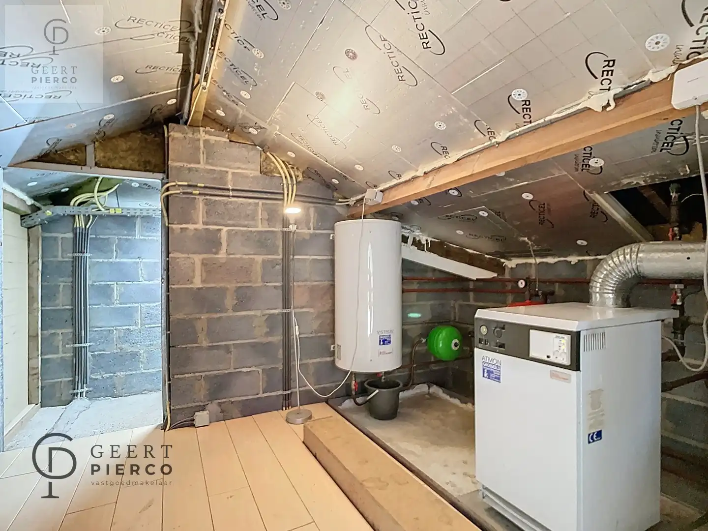 Ruime bungalow met drie slaapkamers en inpandige garage op een perceel van 10a37ca. foto 27