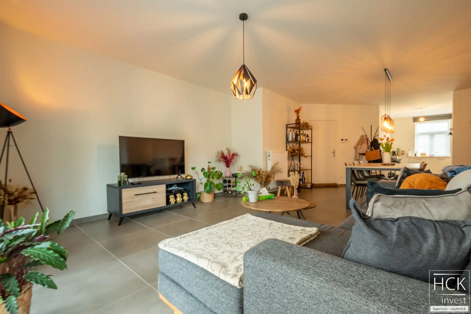 KRUISHOUTEM – Energiezuinig gelijkvloers appartement met 2 SLPK én garage foto 3