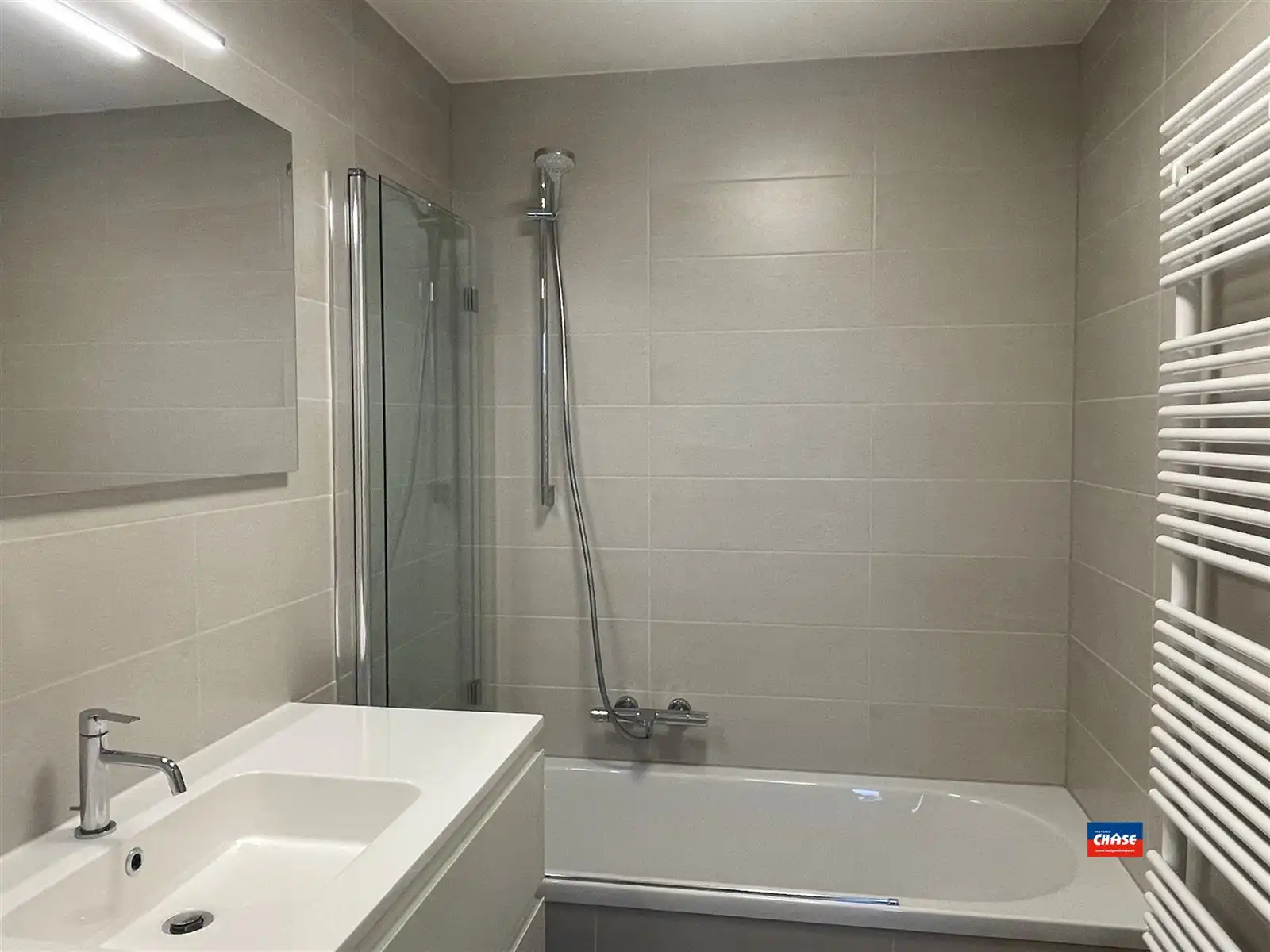 Knap nieuwbouwappartement met 2 slaapkamers, groot terras met prachtig uitzicht en ondergrondse autostaanplaats foto 15