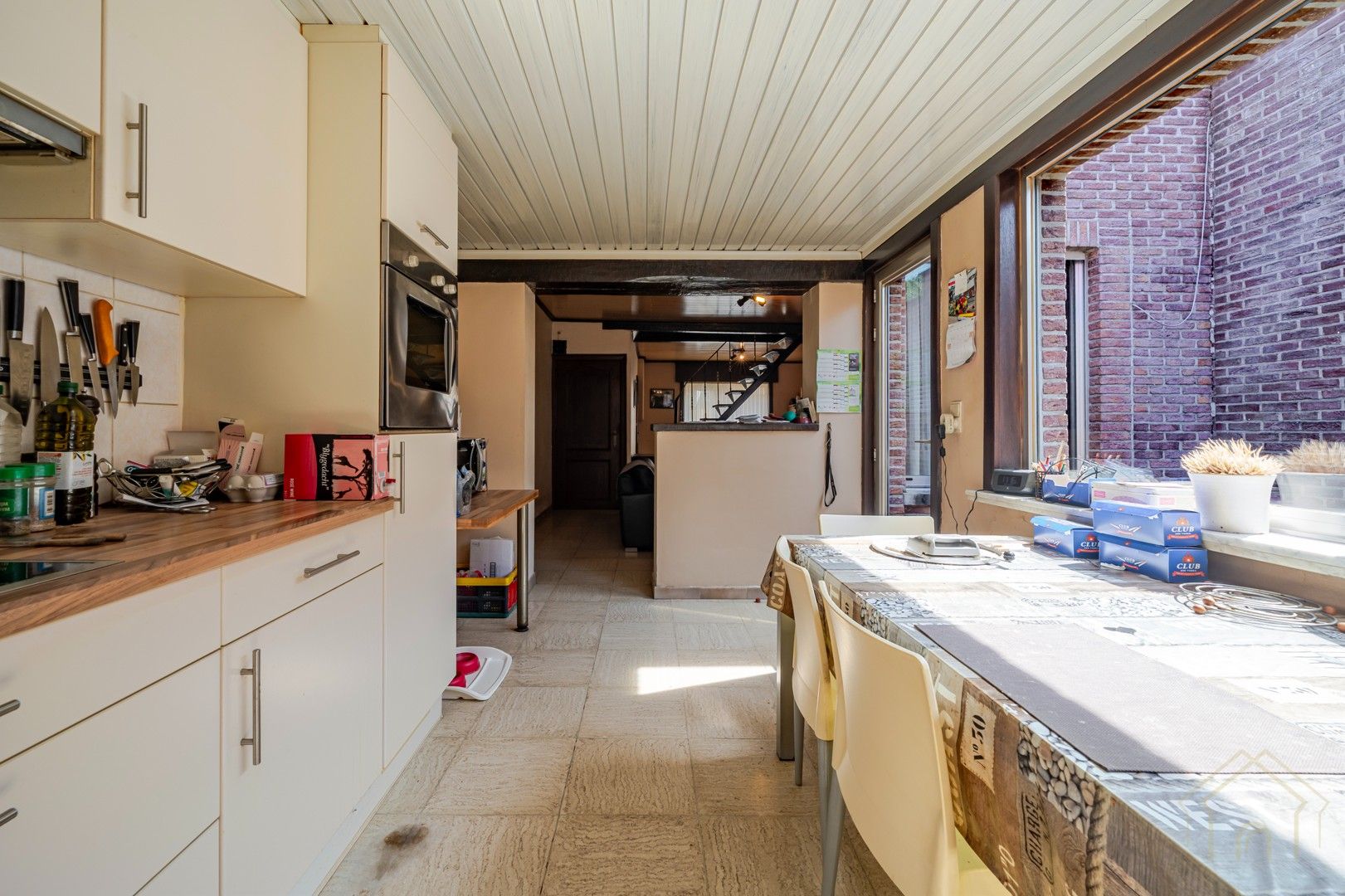 Te renoveren woning met garage, uitweg en grote tuin in hartje Zwevegem foto 5