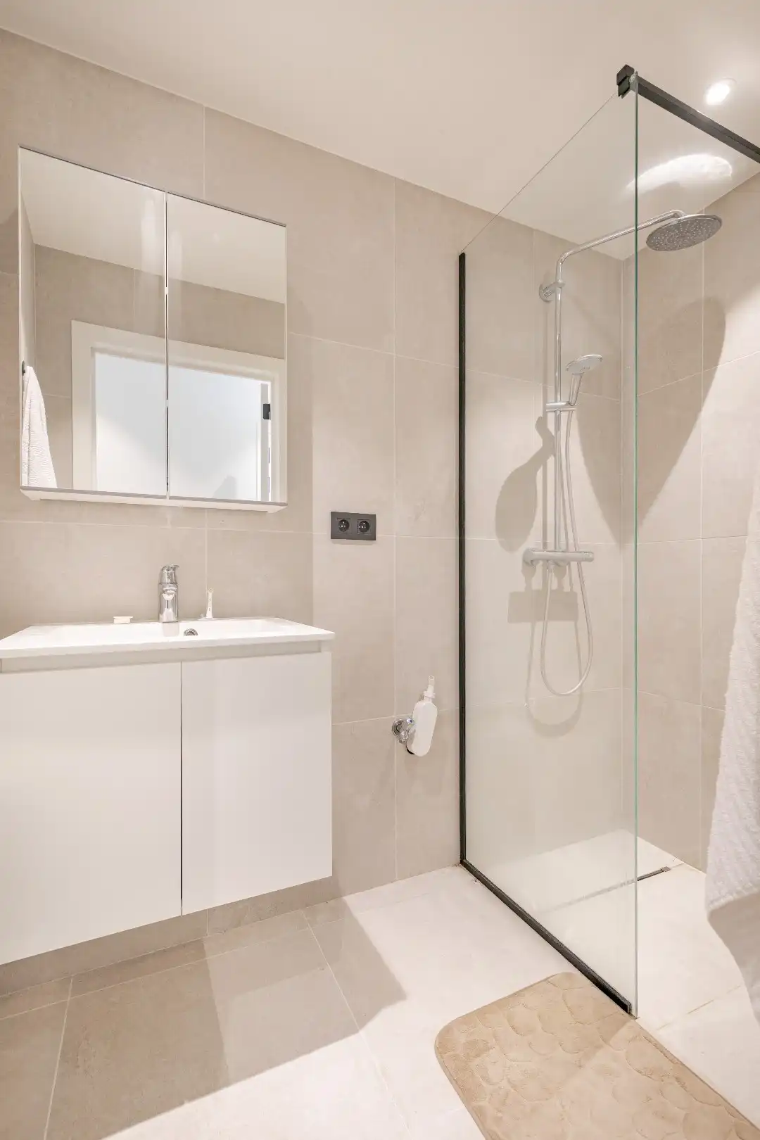 Deels bemeubeld 1-slaapkamer appartement foto 6