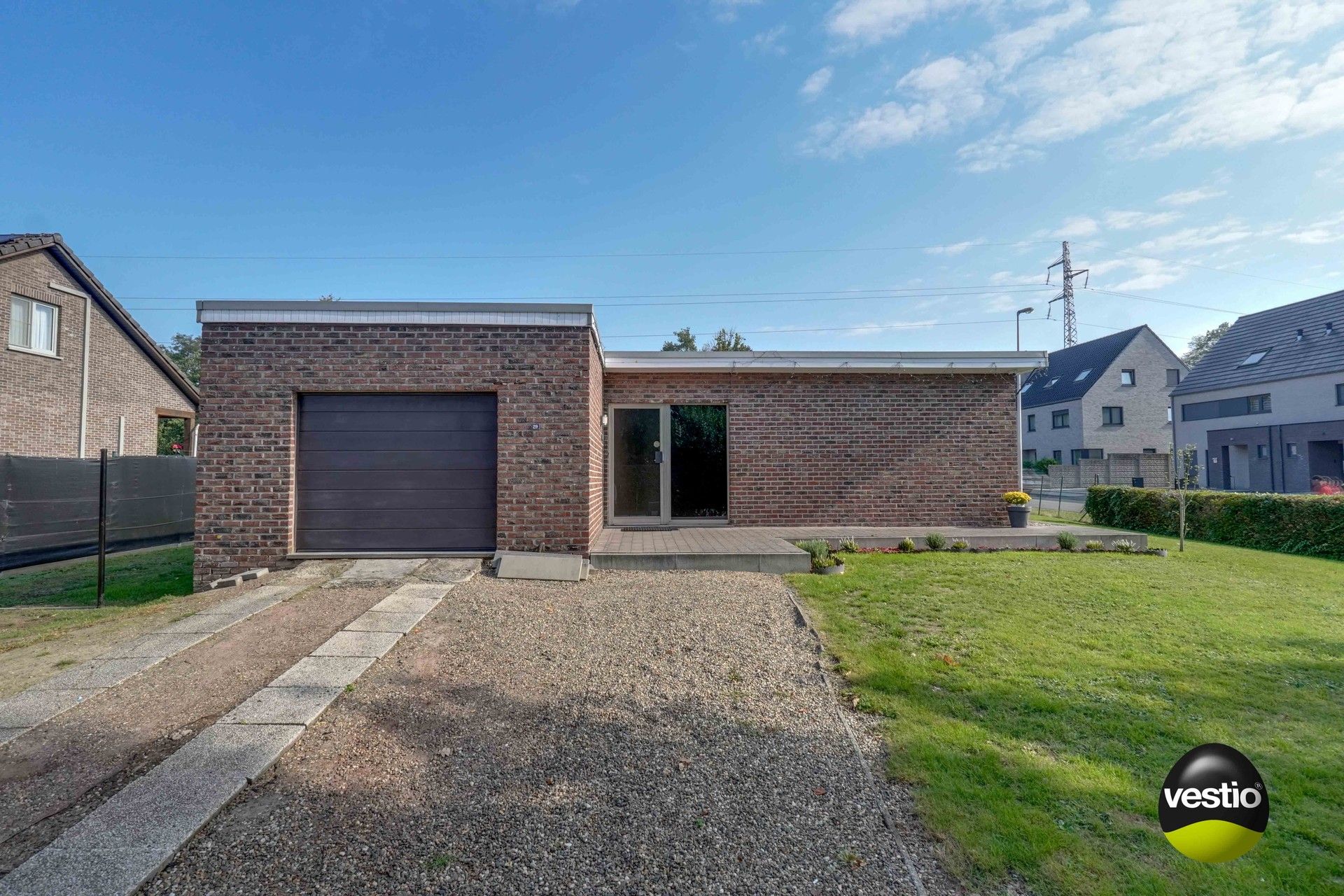 Hoofdfoto van de publicatie: GELIJKVLOERSE BUNGALOW BOORDEVOL POTENTIEEL