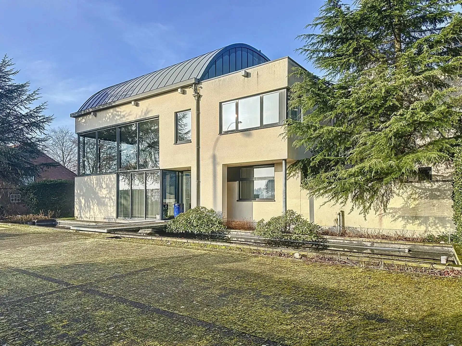 Unieke moderne woning met een dubbele bestemming op een perceel van 29a24ca. foto 3