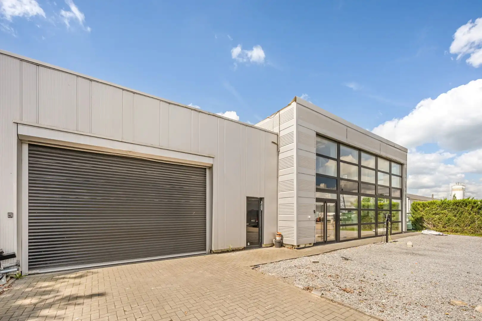 Bedrijfsgebouw met toonzaal, kantoren, magazijn en woonst - groot 700m²  foto 2