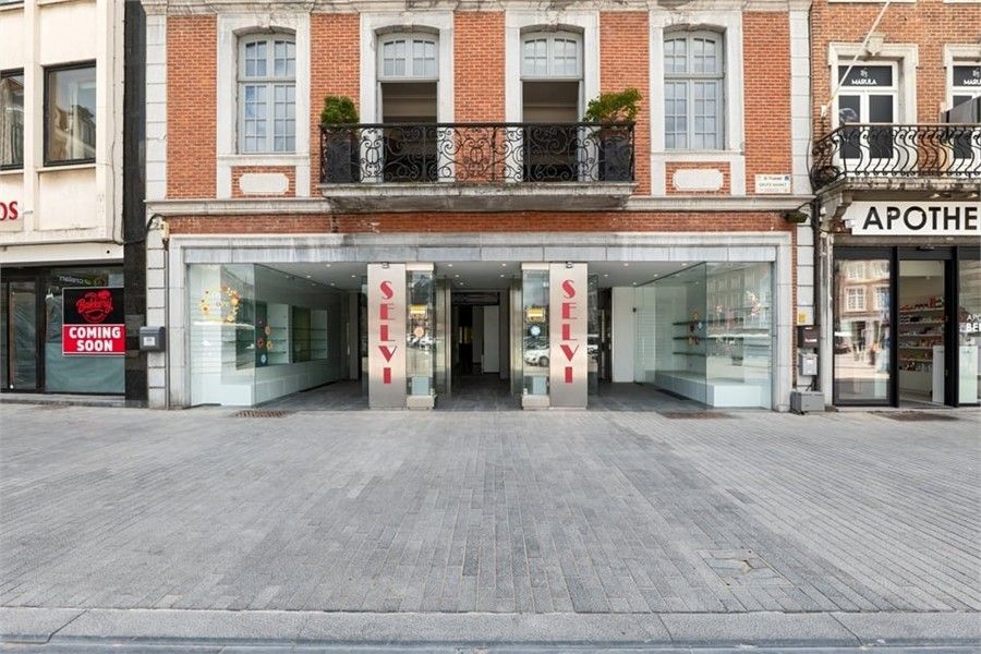 RUIME HANDELSRUIMTE TE HUUR OP DE GROTE MARKT IN SINT-TRUIDEN foto 3