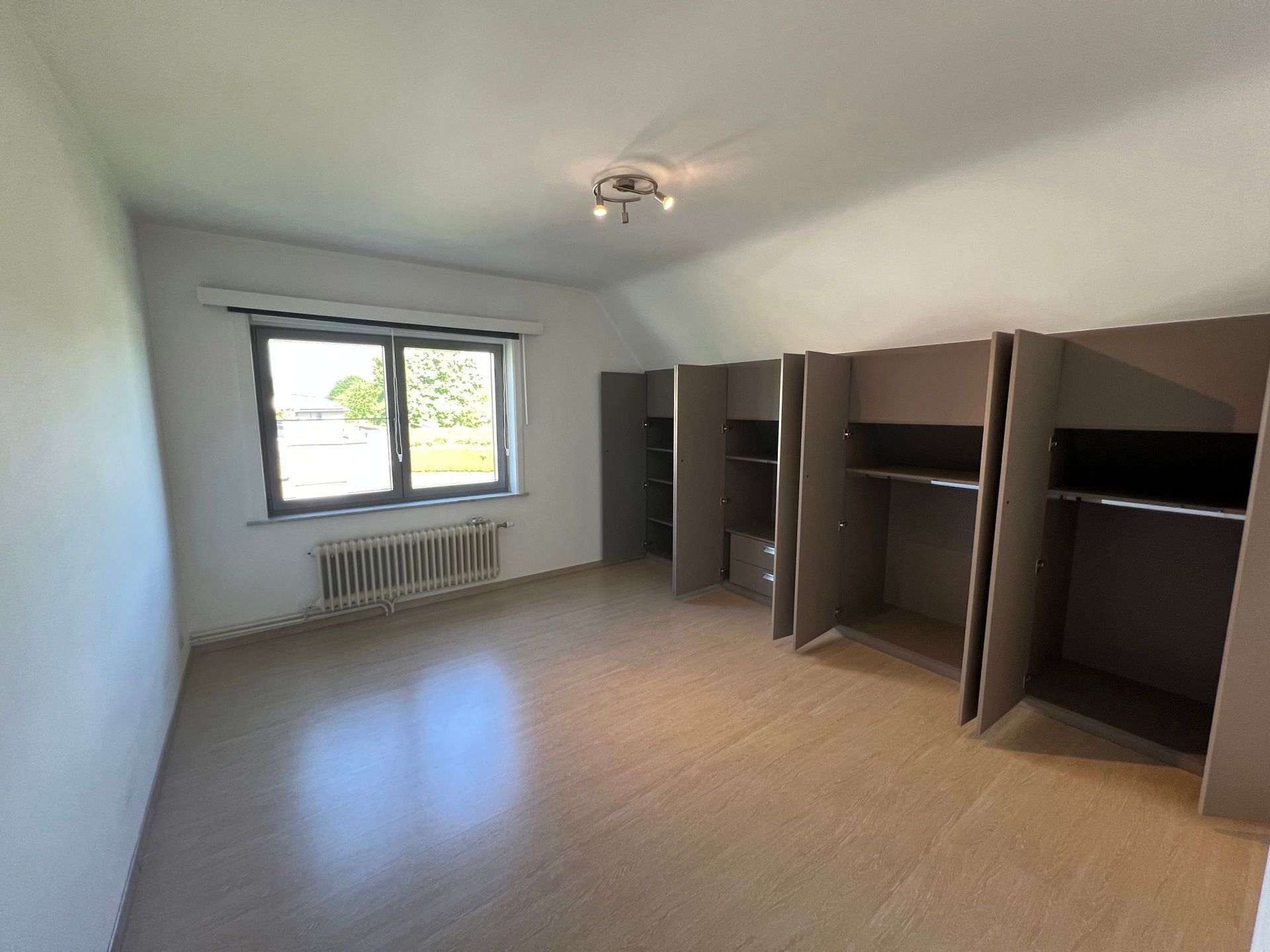 Zeer ruime woning met 4 slaapkamers nabij centrum. foto 10