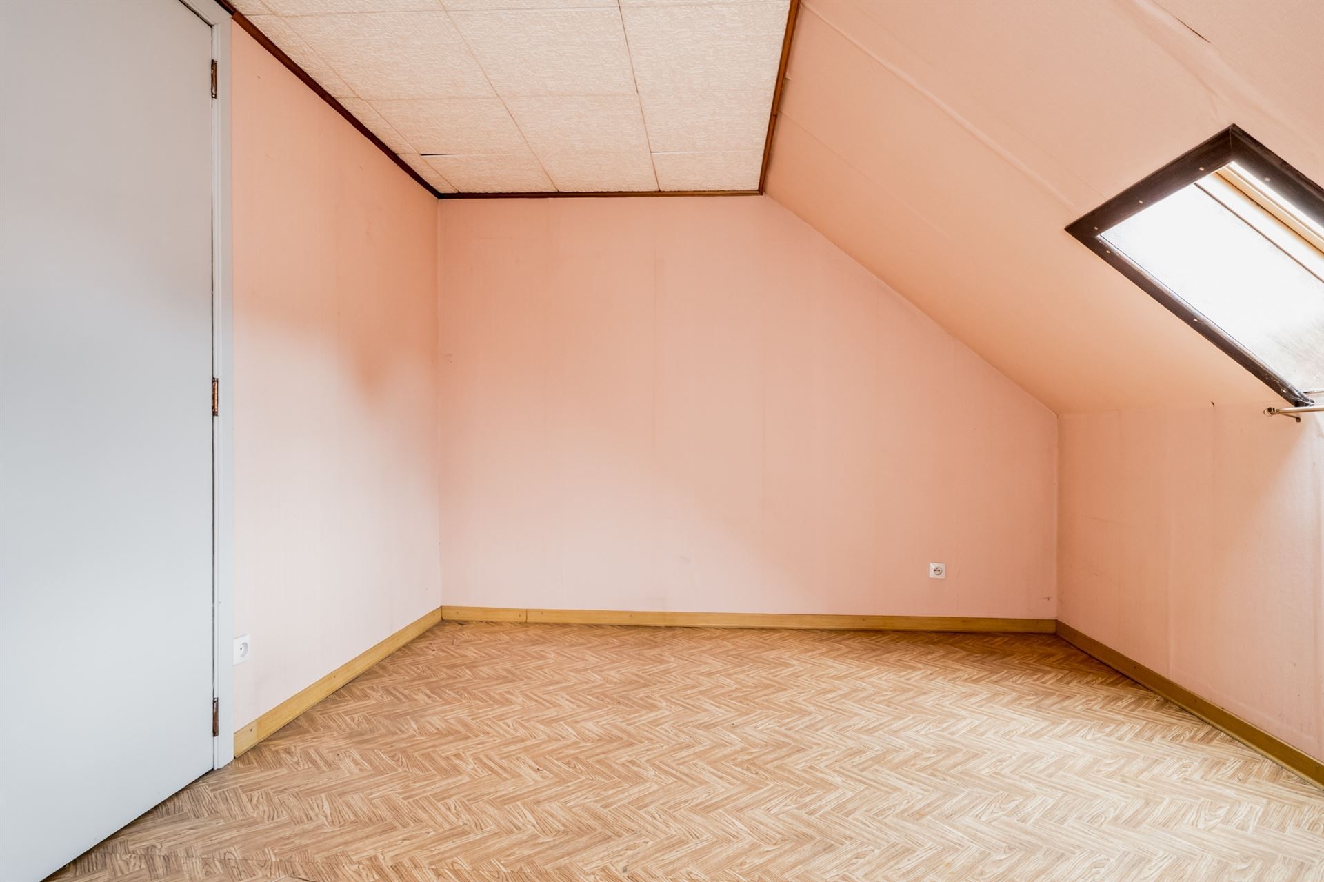 Te renoveren gezinswoning met veel opslagruimte! foto 22