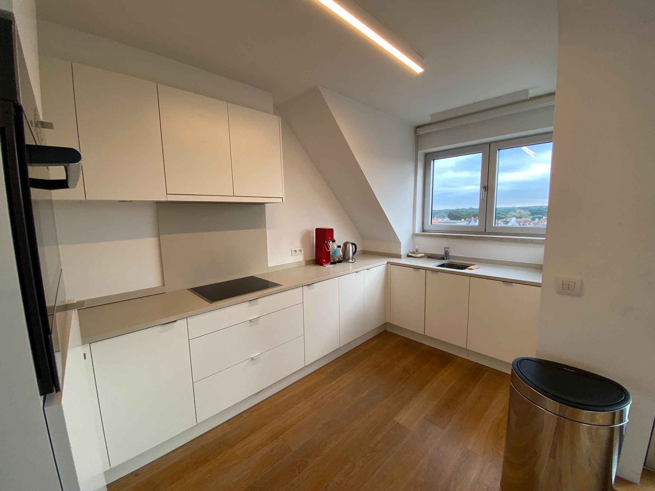 GEMEUBELD - Duplex appartement met 3 volwaardige slaapkamers en twee ruime zongerichte terrassen met open zichten, gelegen aan de zonnekant van de Lippenslaan.  foto 8