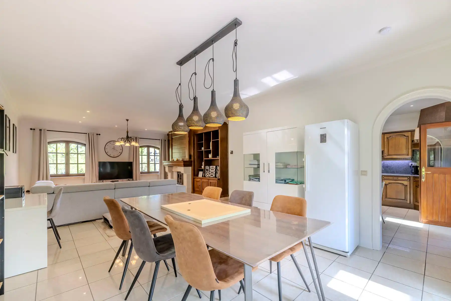 Ruim landhuis op ca. 3010 m² grond met ca. 736 m² bew.opp. foto 6