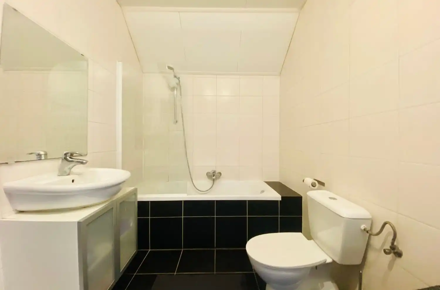 Huis met 2 slaapkamers, achteruitweg en tuin. foto 8