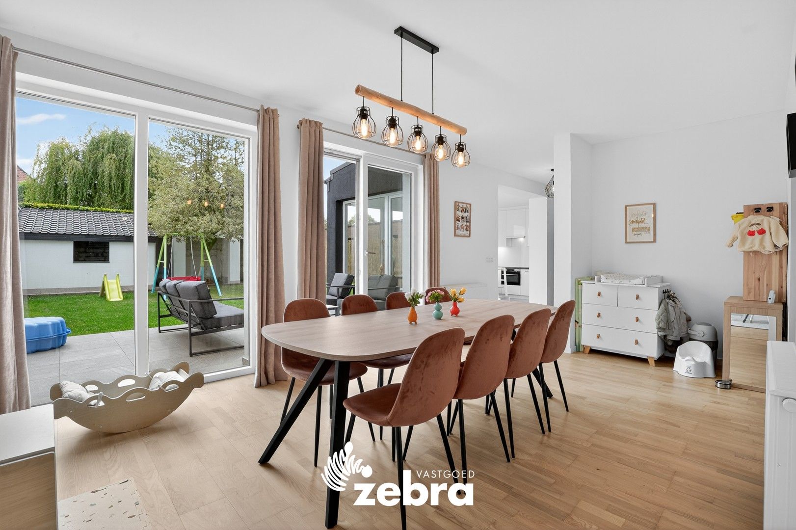 Gerenoveerde woning met 4 slaapkamers, tuin en garage te Meulebeke! foto {{pictureIndex}}