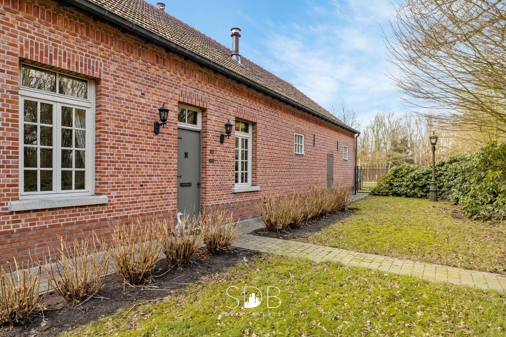 Authentieke hoeve met diverse bijgebouwen en graslanden op 93.155m² foto 6