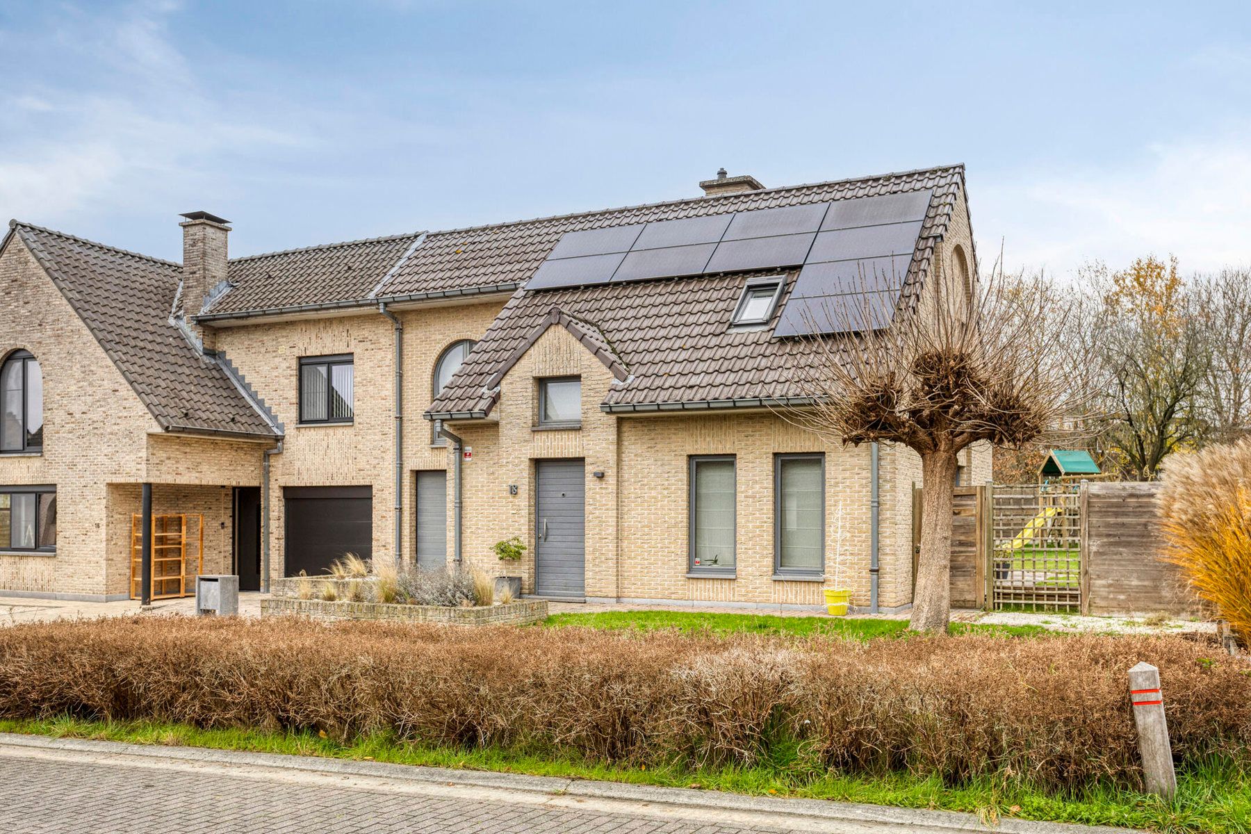 Leemans Immobiliën presenteert u deze rustig gelegen, volledig instapklare woning in het hart van Liedekerke.  foto 2