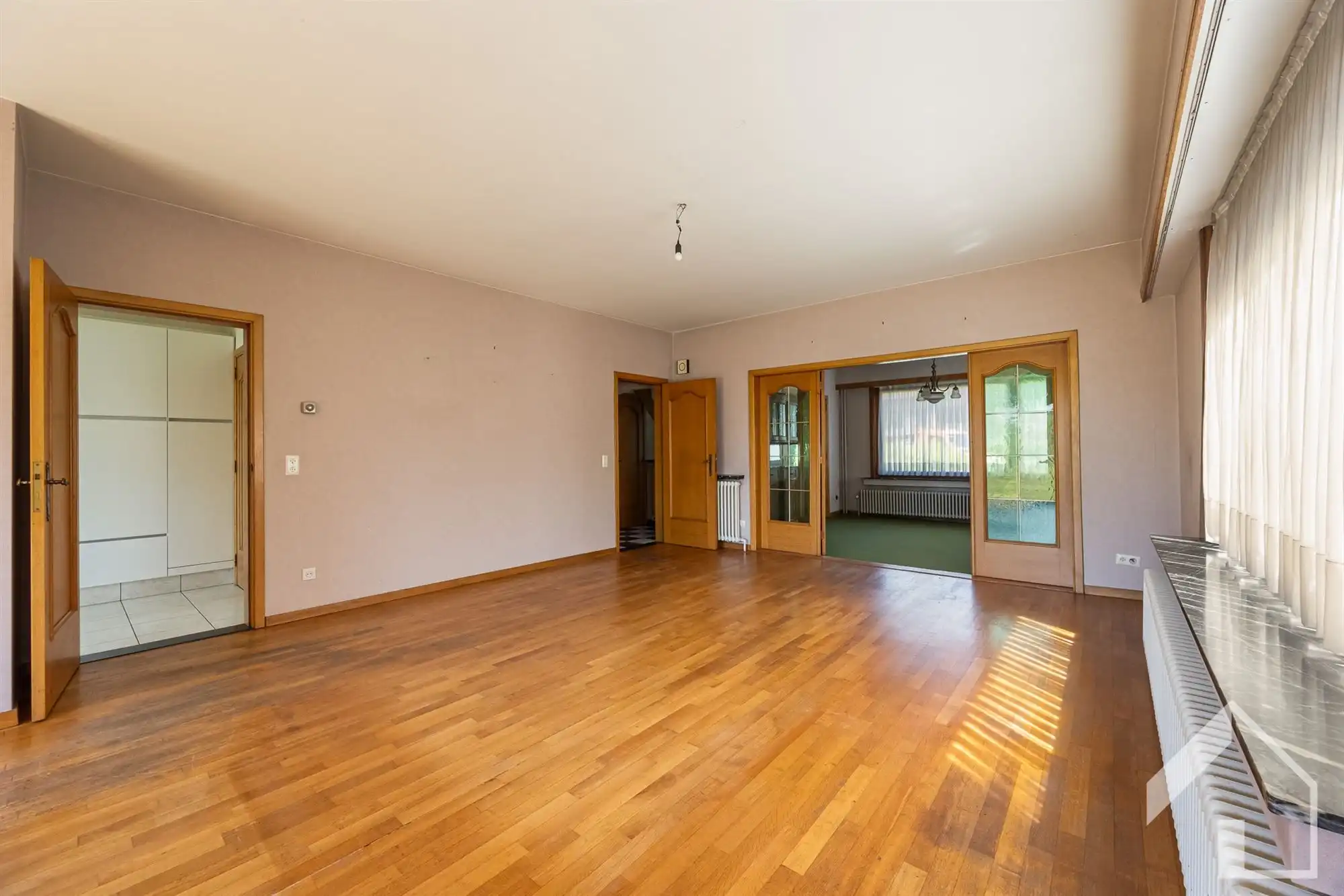 Ruime te renoveren gezinswoning met veel potentieel foto 9
