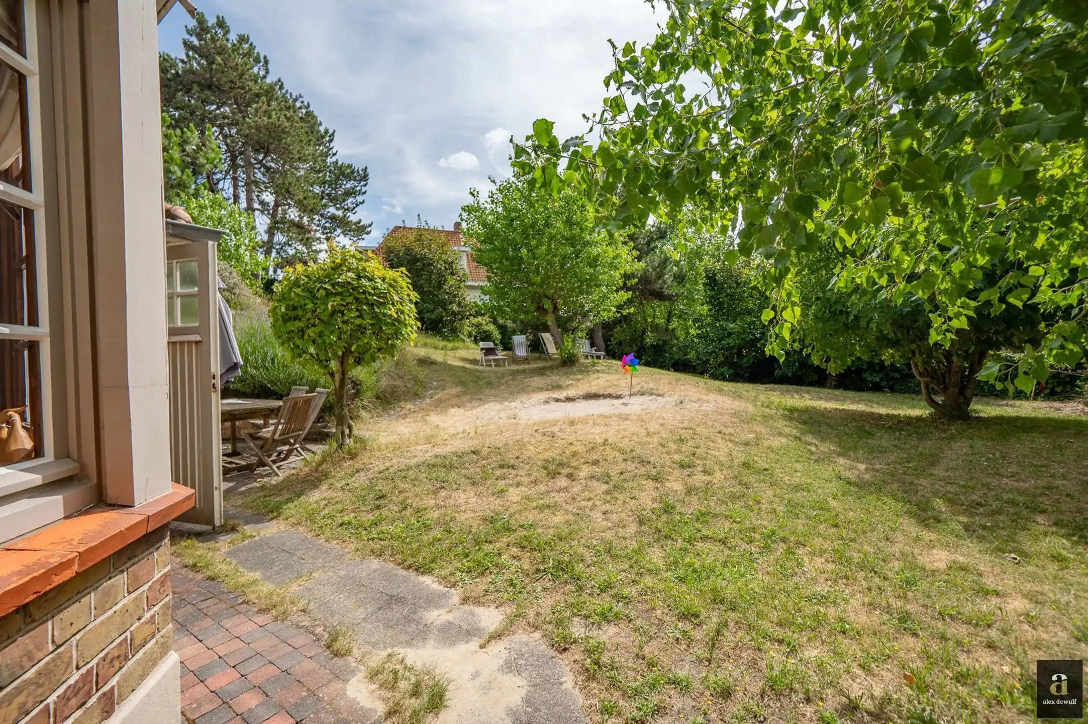 Uiterst charmante villa, rustig gelegen in een verscholen paadje in het Zoute op wandelafstand van de zee. foto 10