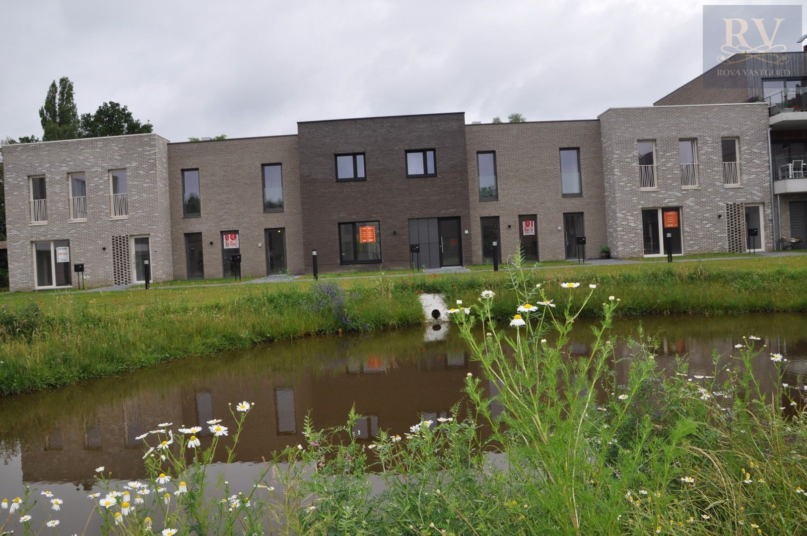 RUIME NIEUWBOUWWONING VAN 169.4 M² MET 3 SLPK'S MET TERRAS EN TUIN IN HASSELT foto 1