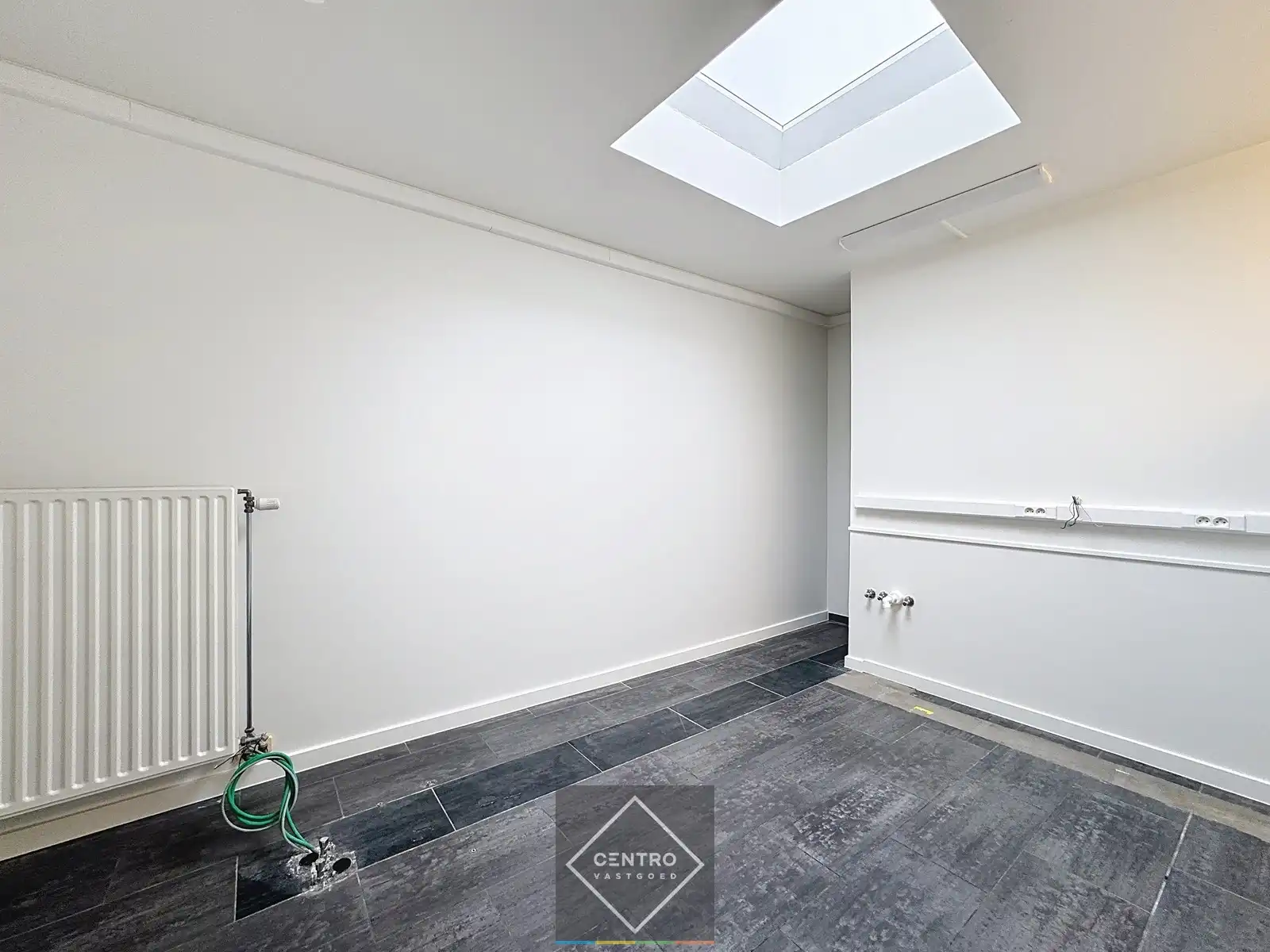 Commercieel gelegen handelspand met inpandige garage! foto 7