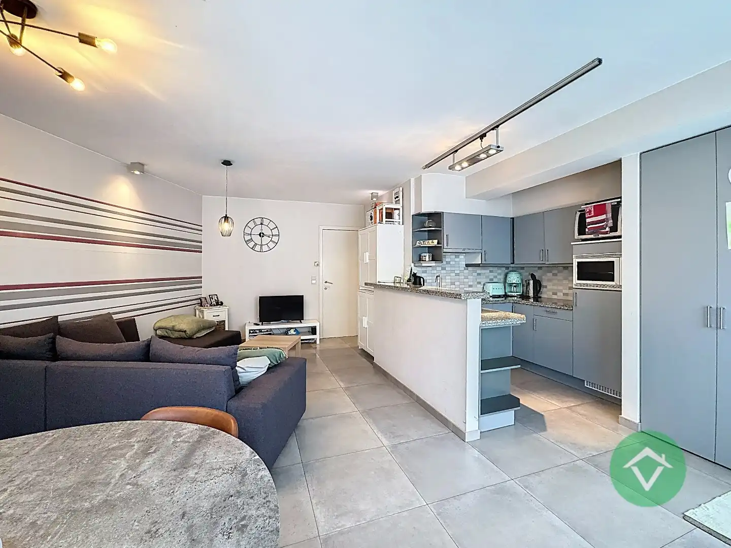 Volledig gerenoveerd handelspand met woonst en garage te Koekelare foto 8