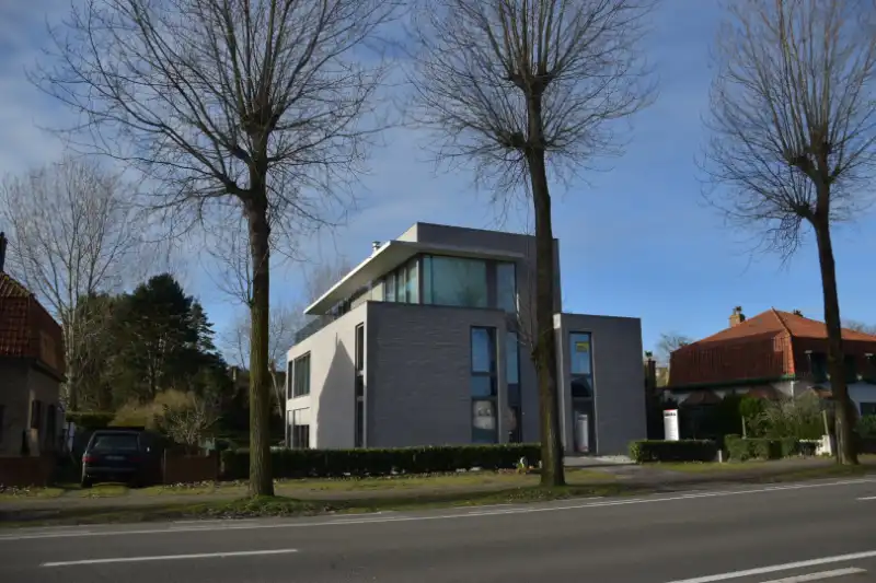 Ruim woonappartement met 2 slaapkamers in kleine residentie, centraal gelegen. foto {{pictureIndex}}