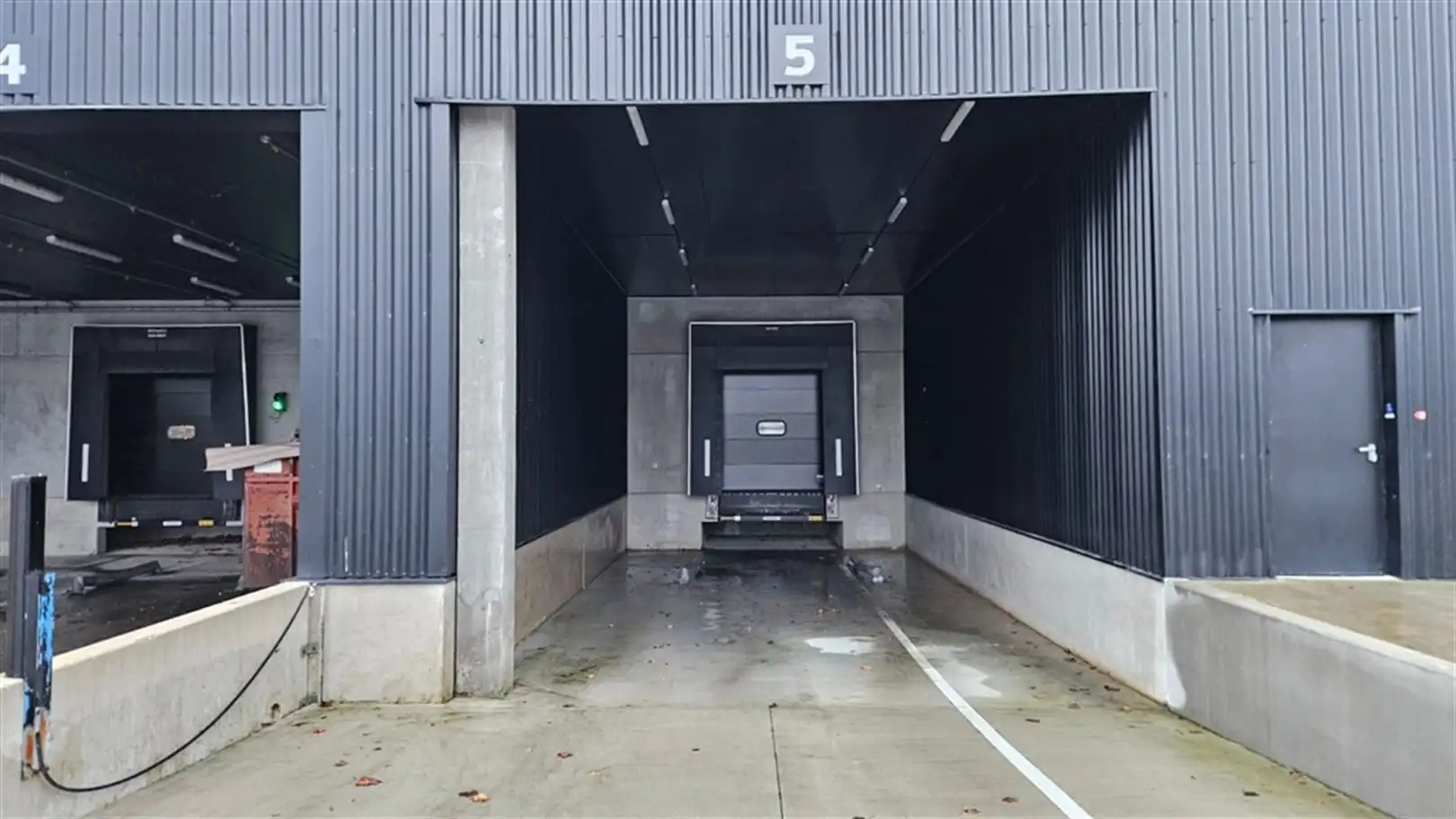 Magazijn met laad- en loskades vlakbij de E17 foto 3