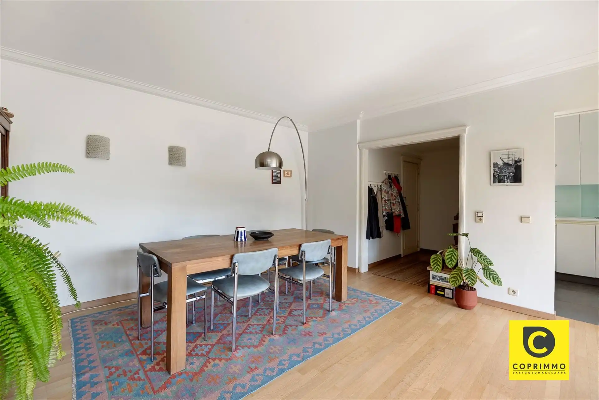 Riant 4 slaapkamer app + garage foto 4