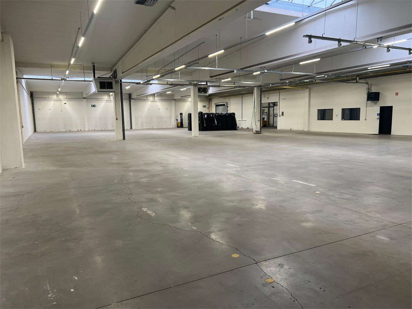 MODERNE MAGAZIJNEN MET KANTOOR EN PRIVEPARKING NABIJ E40 foto {{pictureIndex}}