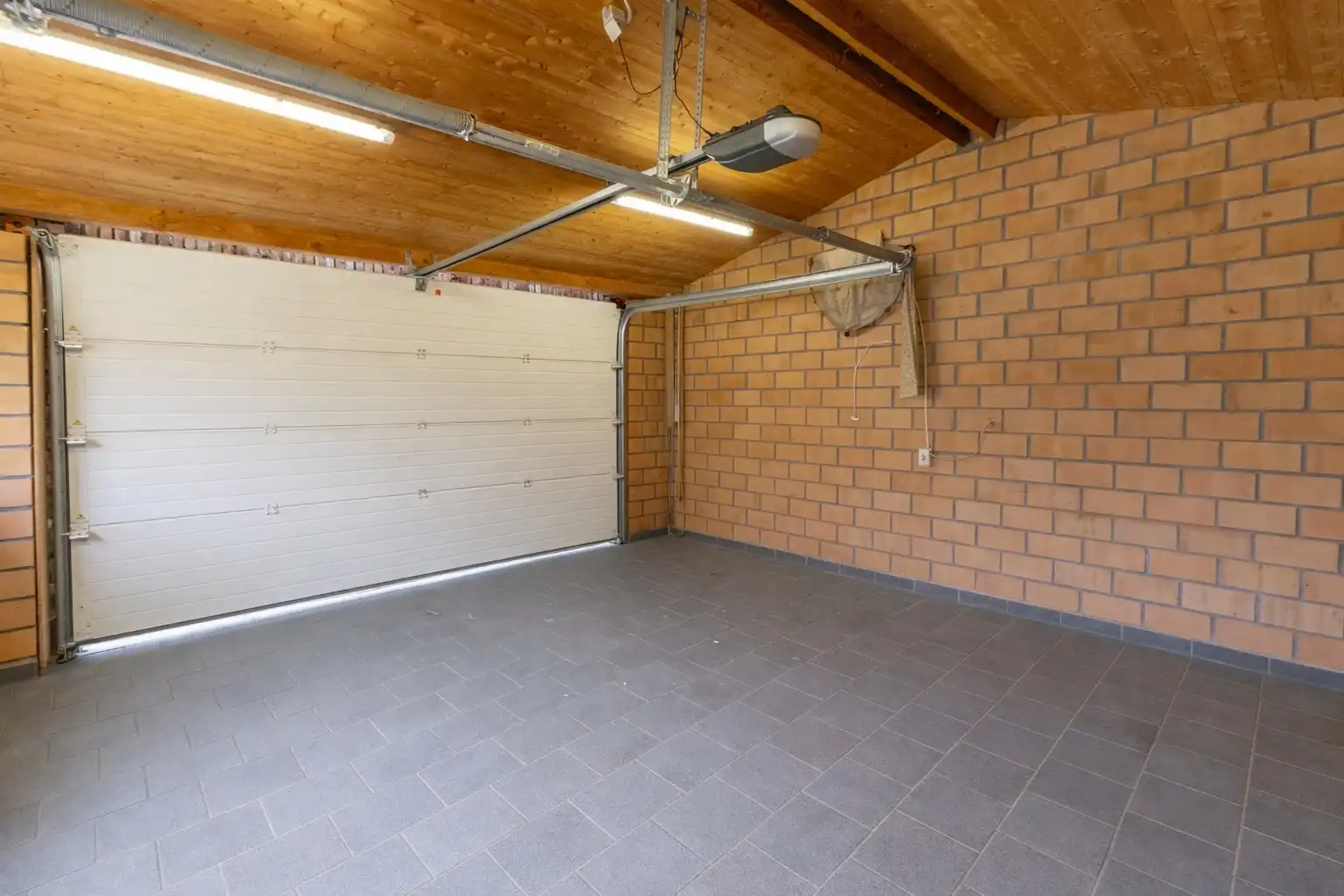 Kloeke woning met tuin, 2 garages en uitweg foto 13