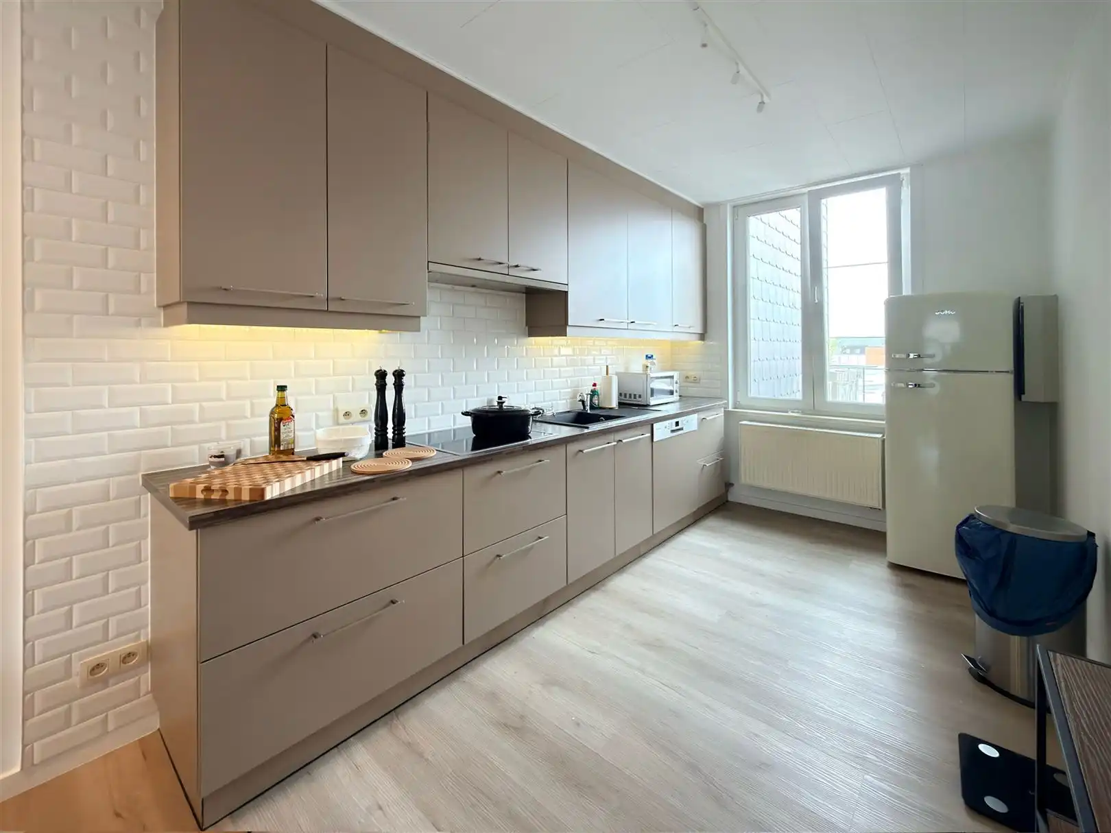 Handelsgelijkvloers, 3 appartementen en eigen parking!! foto 28