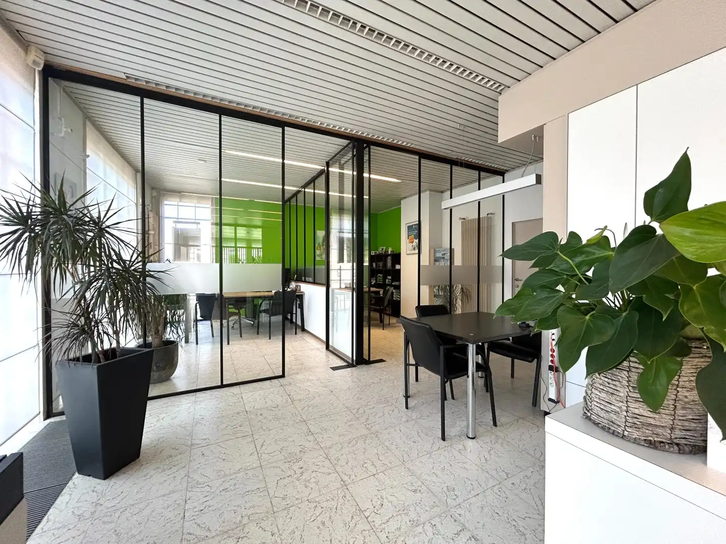 Veelzijdig handelspand op de Markt van Tielt! foto {{pictureIndex}}