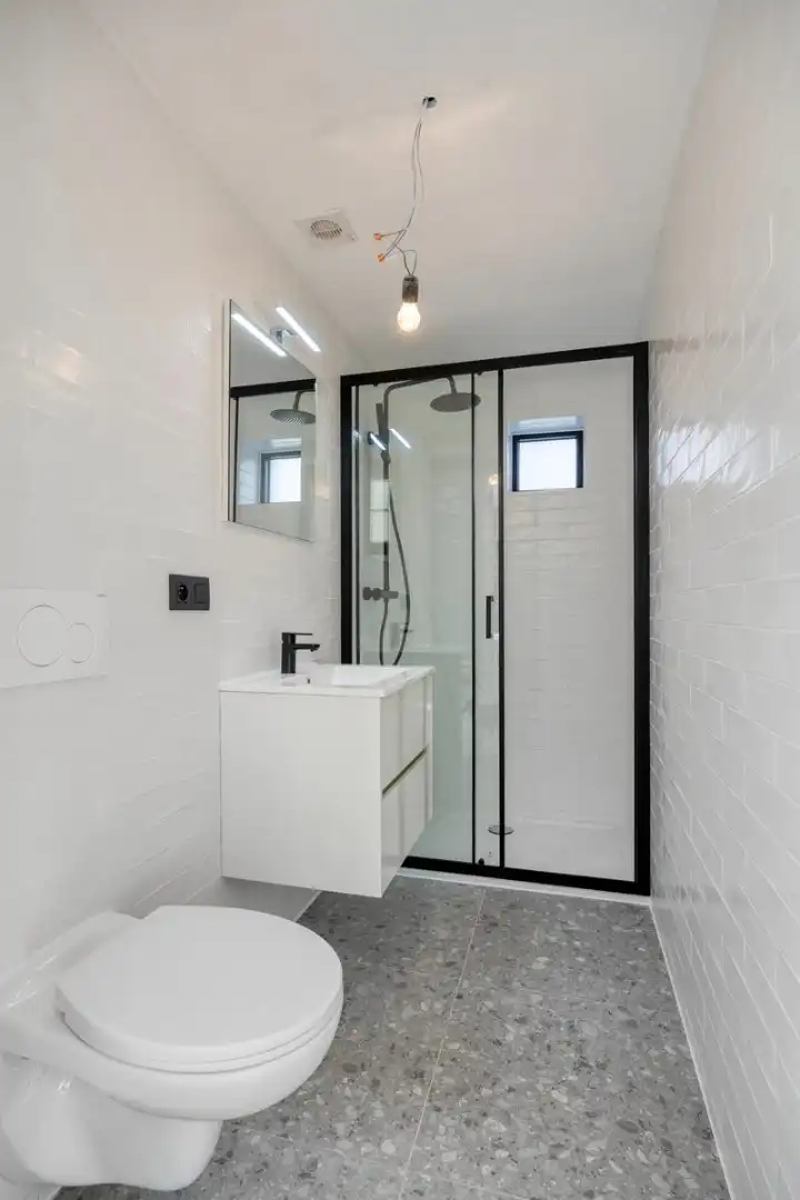 Volledig gerenoveerd en gemeubelde studentenkamer met privé badkamer en tuin - EPC A!  foto 13