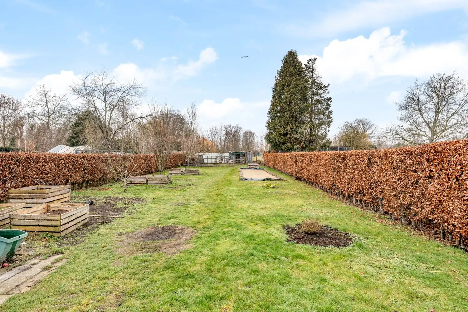 Goed gelegen en vrijstaande woning met 2 slaapkamers, uitbreidingsmogelijkheden onder het dak en een oprit met een garage op een perceel van 9a 96ca grenzend aan en met de tuin deels gelegen in agrarisch gebied! foto 24