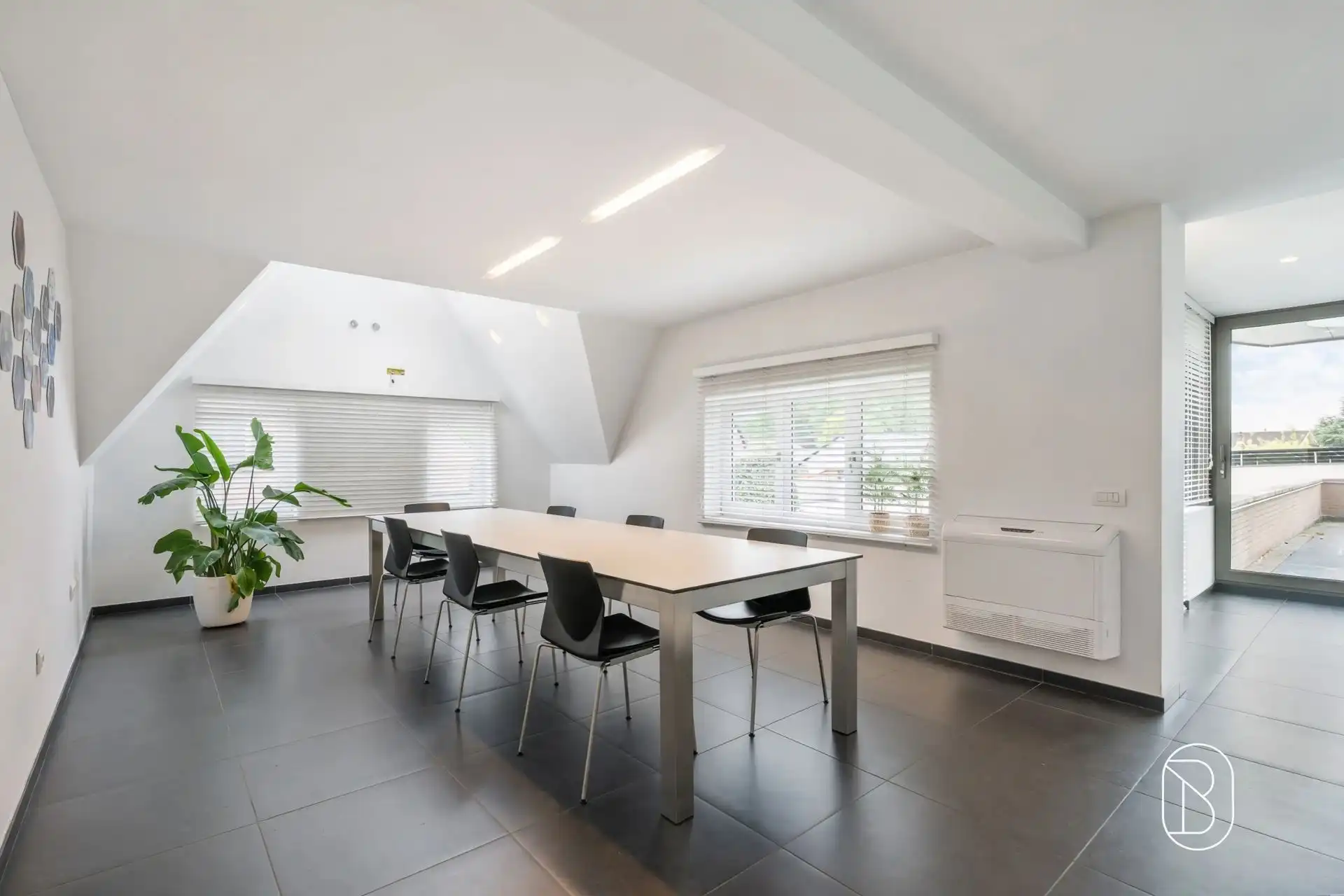 Commercieel gelegen kantoor/praktijk + woonst met atelier foto 18