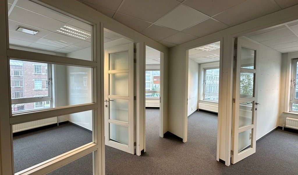 Ingedeeld en lichtrijk kantoor te huur in hartje Gent foto 9