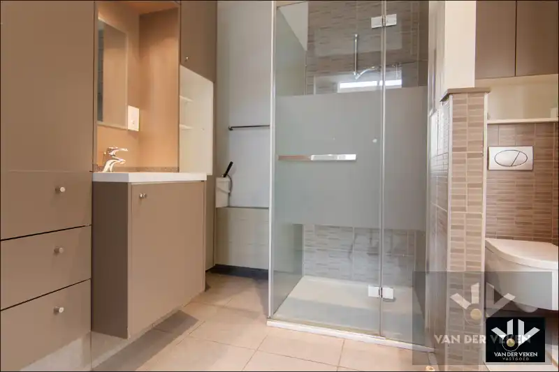 Ruime en goed gelegen te moderniseren rijwoning met gezellige binnekoer, garage en/of atelier foto 9