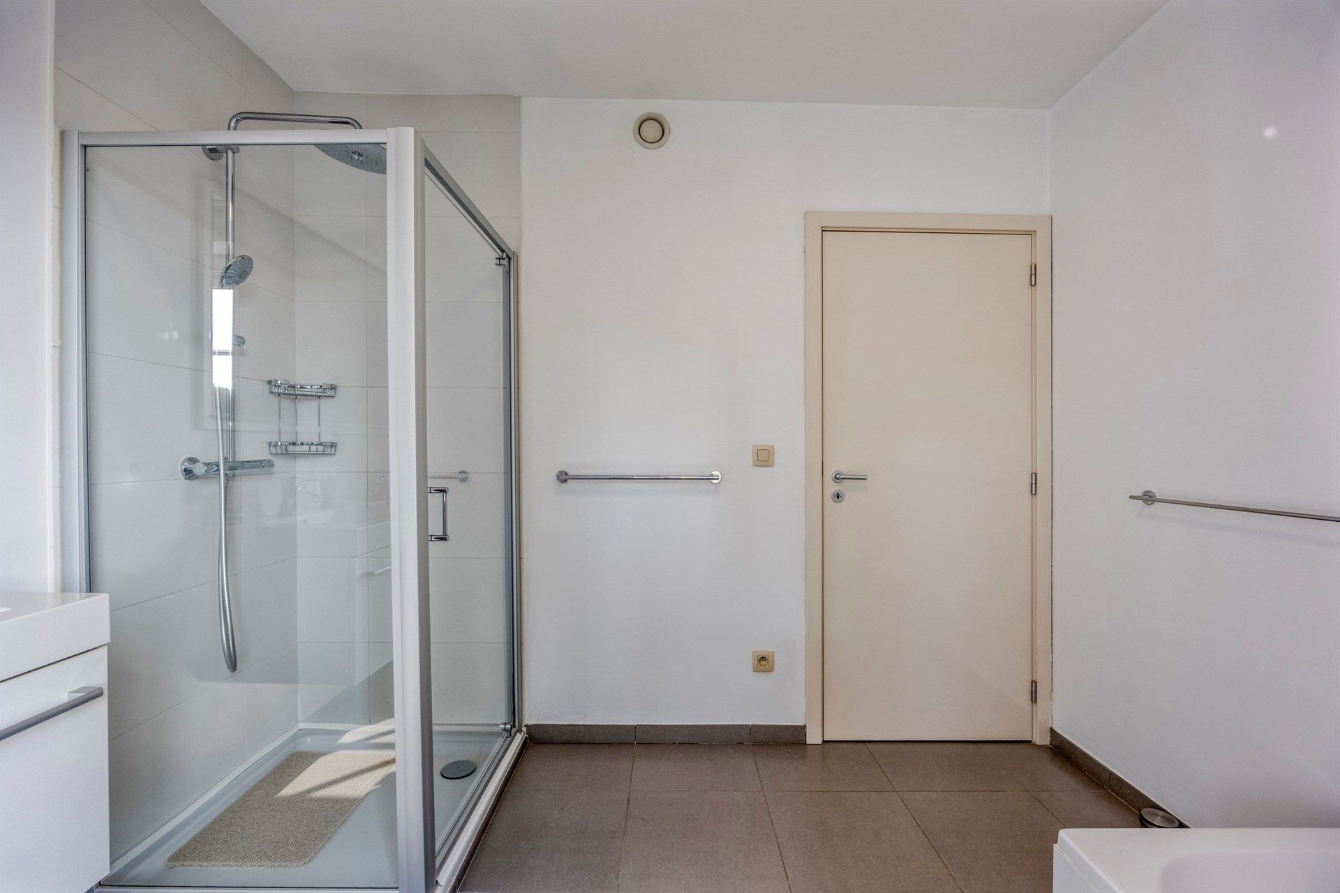 Comfortabel 2 slaapkamer appartement met ondergrondse parkeerplaats en een schitterend uitzicht op uitgestrekt landschap (94m²) foto 12