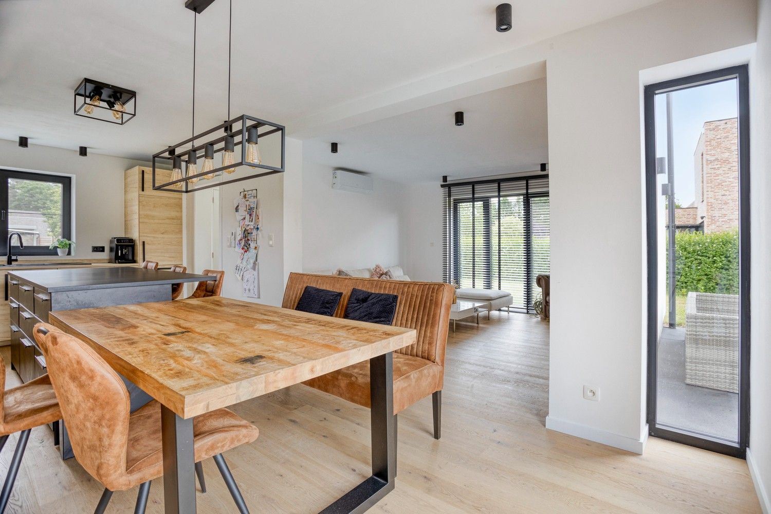Volledig gerenoveerde woning met 5 slaapkamers en bijgebouw met diverse mogelijkheden foto 7