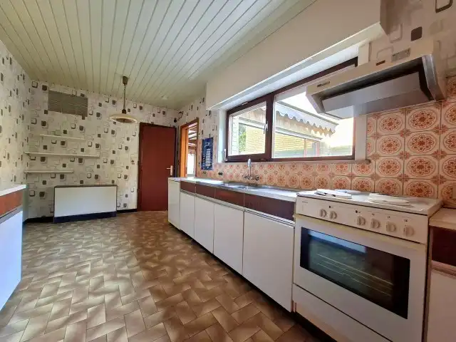 Ruime rijwoning met garage en tuin foto 4