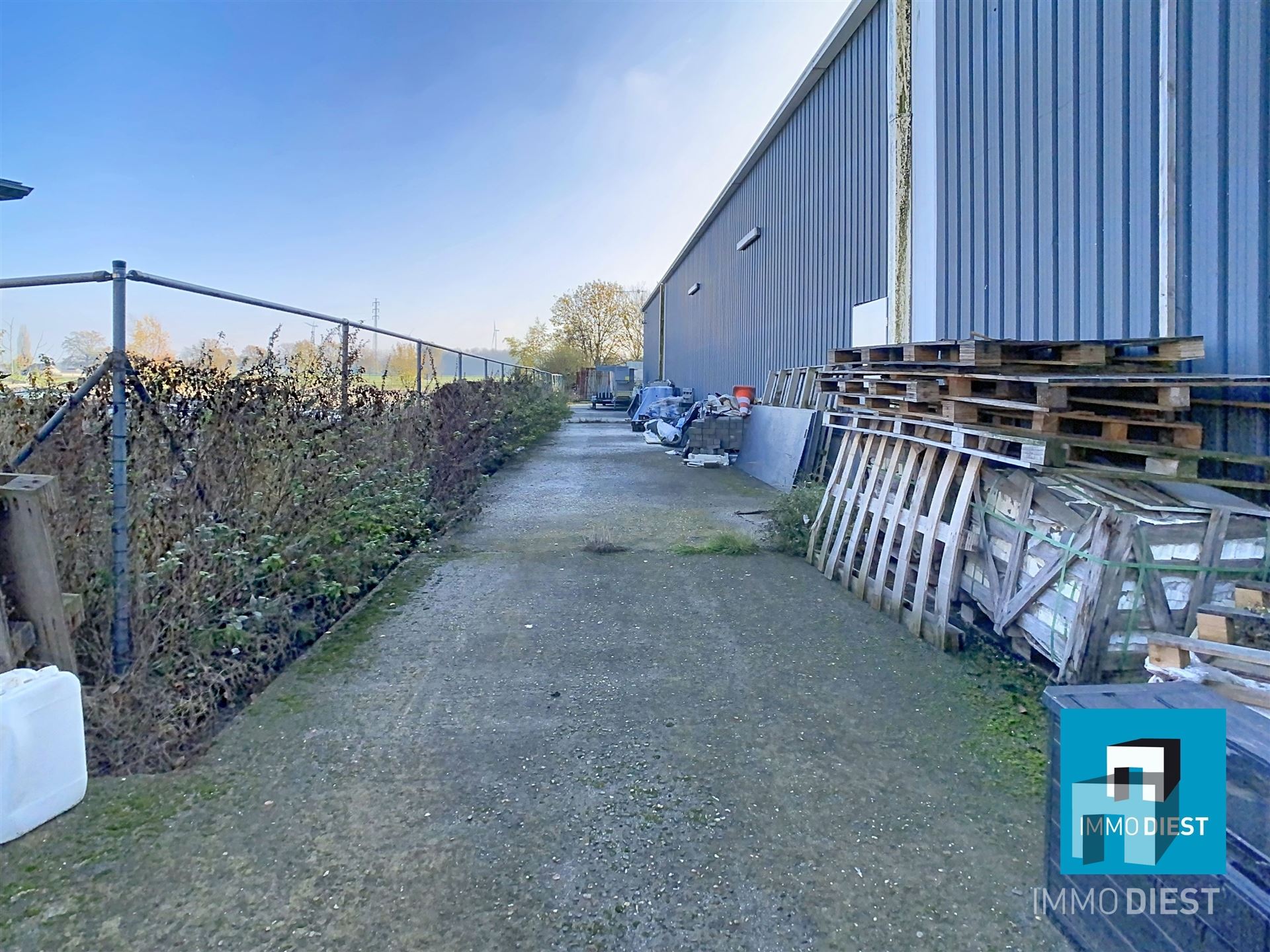 Industrieel gebouw met magazijnen en burelen foto 3