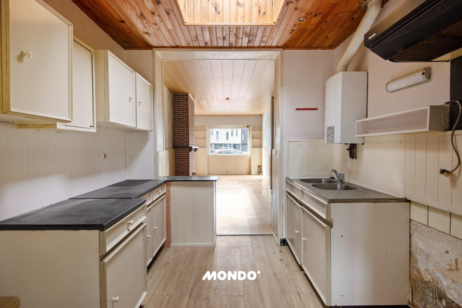 Te renoveren woning met veel potentieel!  foto 6