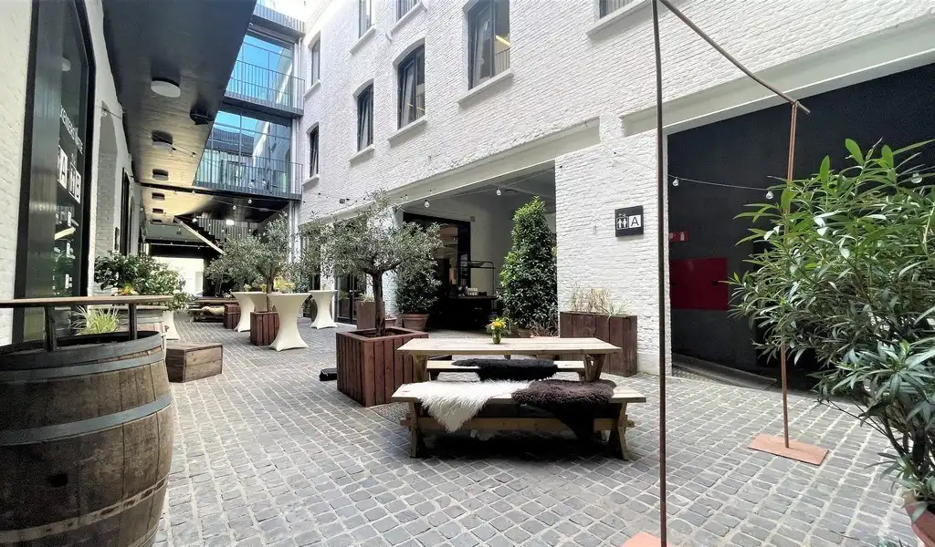 Kantoorruimte of showroom te huur in gerenoveerd pakhuis Valkeniersnatie in Antwerpen foto 2